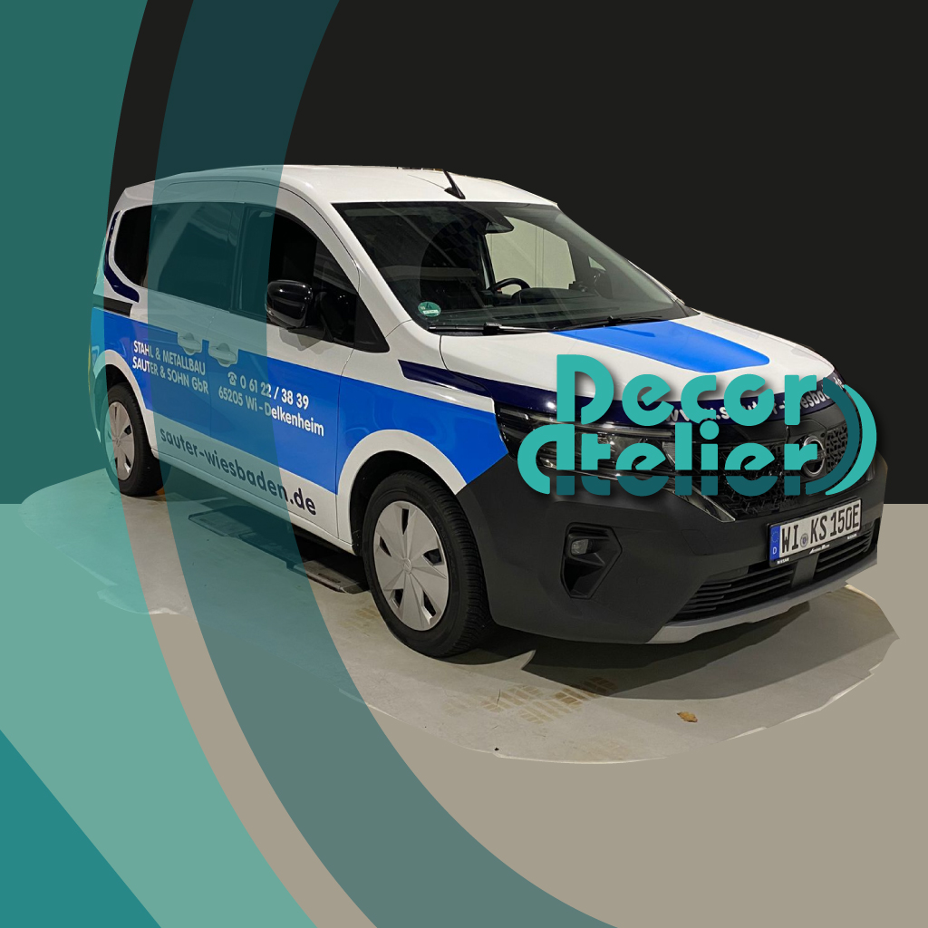 Weißer Transporter mit professioneller Vollfolierung und Firmenbeschriftung in einer hellen Werkstatt, seitliche Perspektive